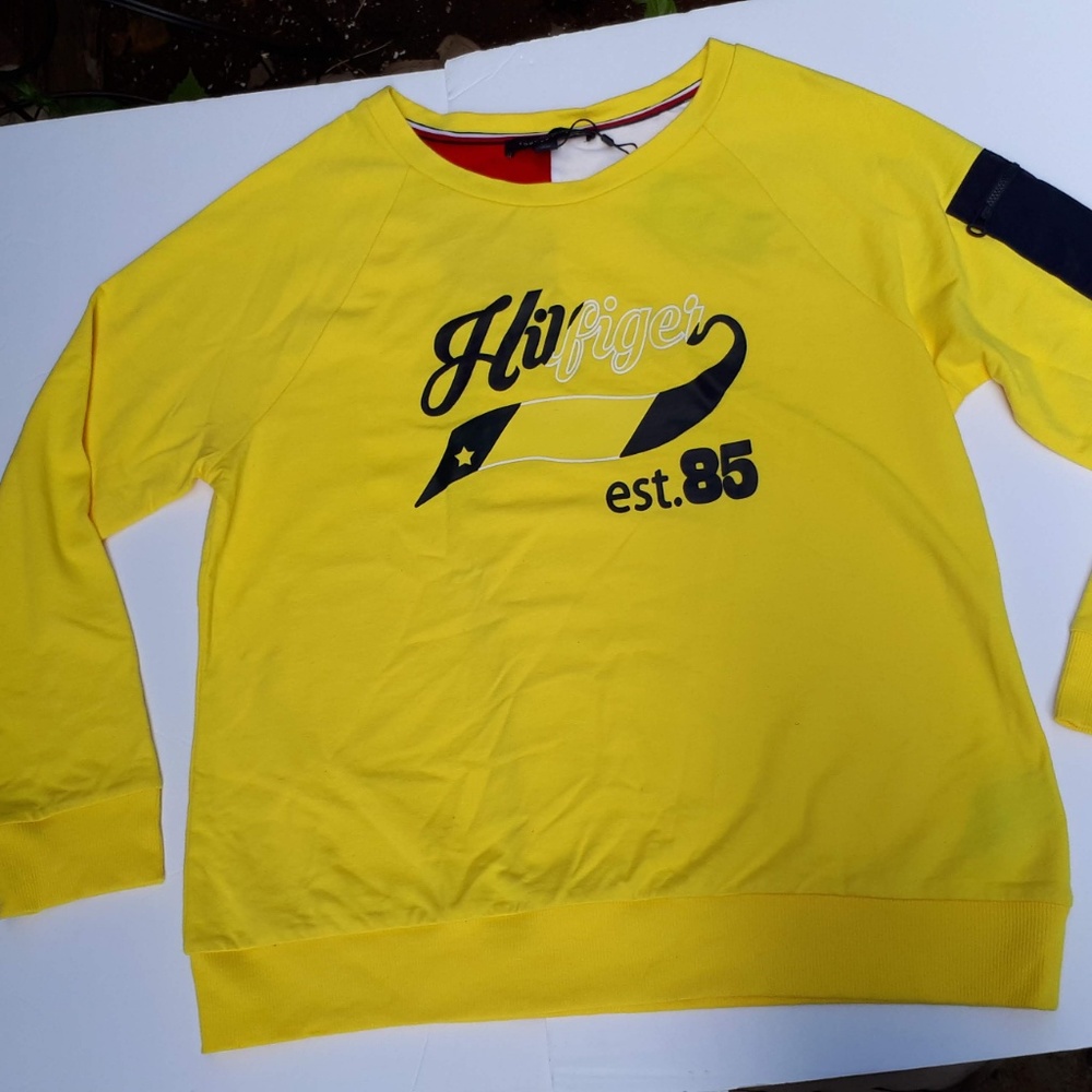 Tommy Hilfiger Crewneck W/ Pocket Lemon NWT LARGE - Picture 2 of 8